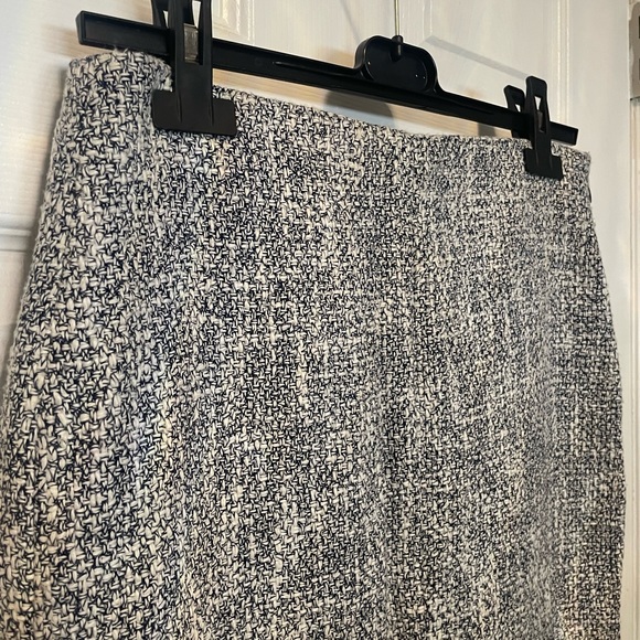 Never worn - rw&co pencil skirt w/ slits - Picture 4 of 4